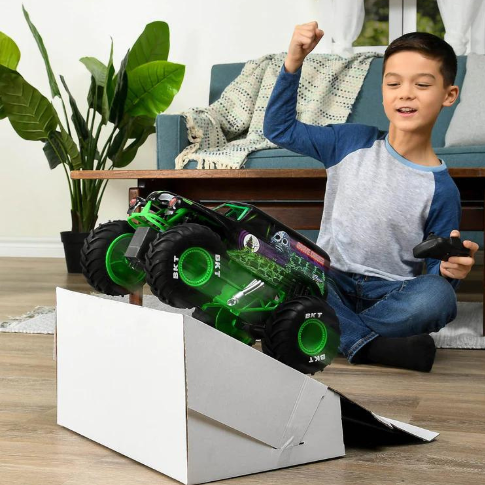 Monster Jam, Official Grave Digger Remote Control Truck 1:15 Scale, 2.4GHz.